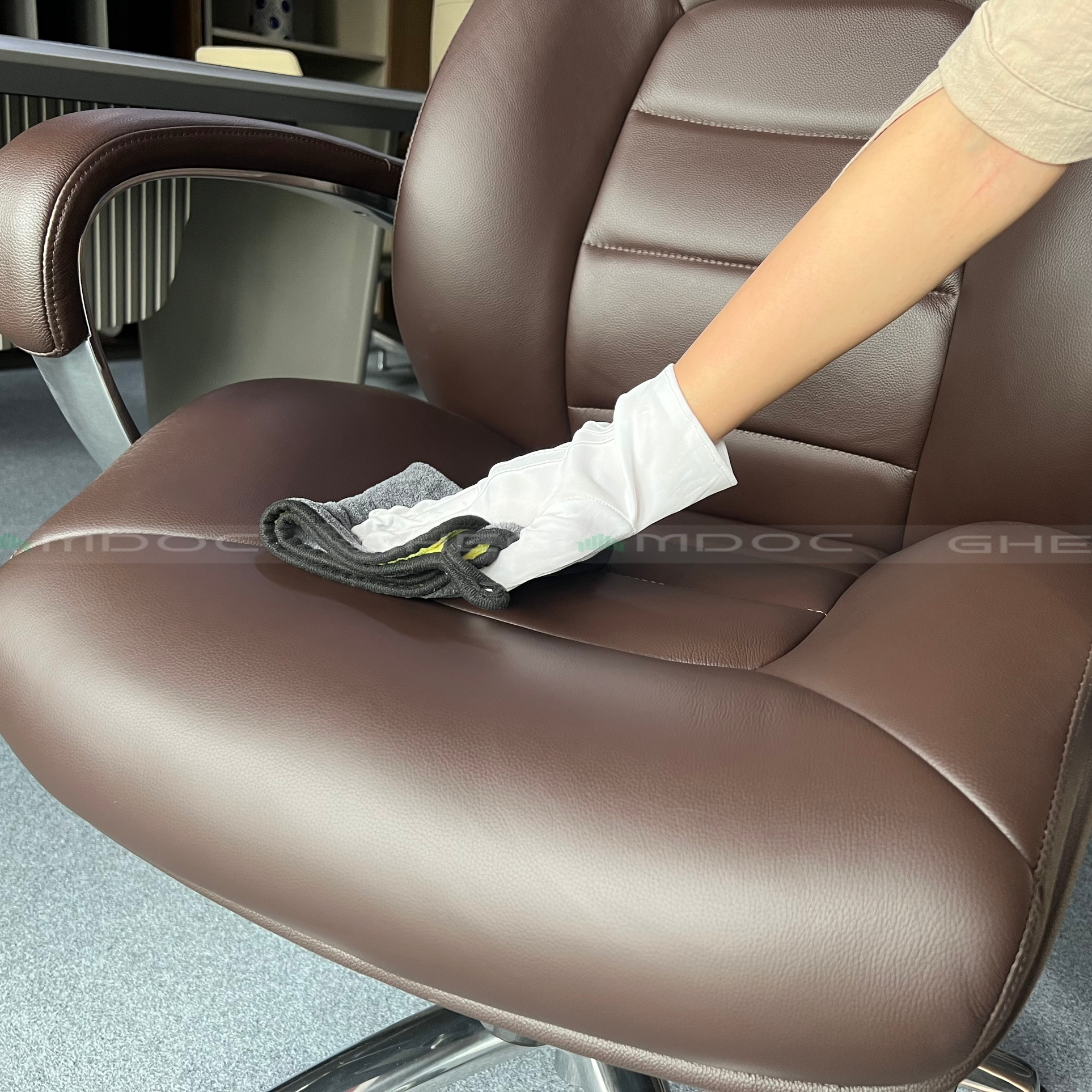Vệ sinh ghế giám đốc - Lau sạch tay ố và mặt đệm
